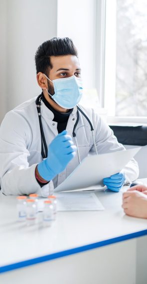 The Indian doctor receives the patient and tells him about the results of the tests. Medicine, health.